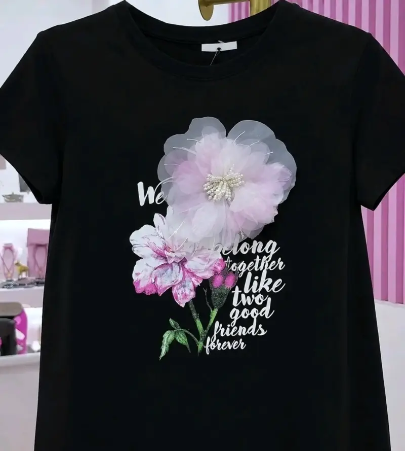 Polera negra con diseño floral y texto - 4