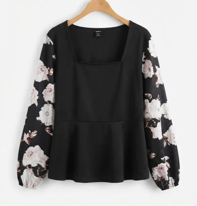 Blusa negra con mangas florales