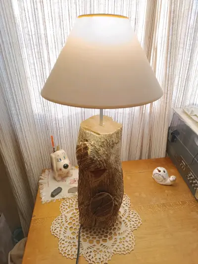 Lámpara de mesa rústica con base de tronco - miniatura 4