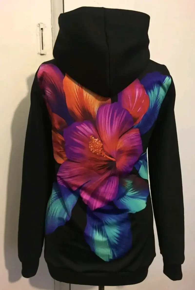 Poleron negro con diseño floral colorido - 4
