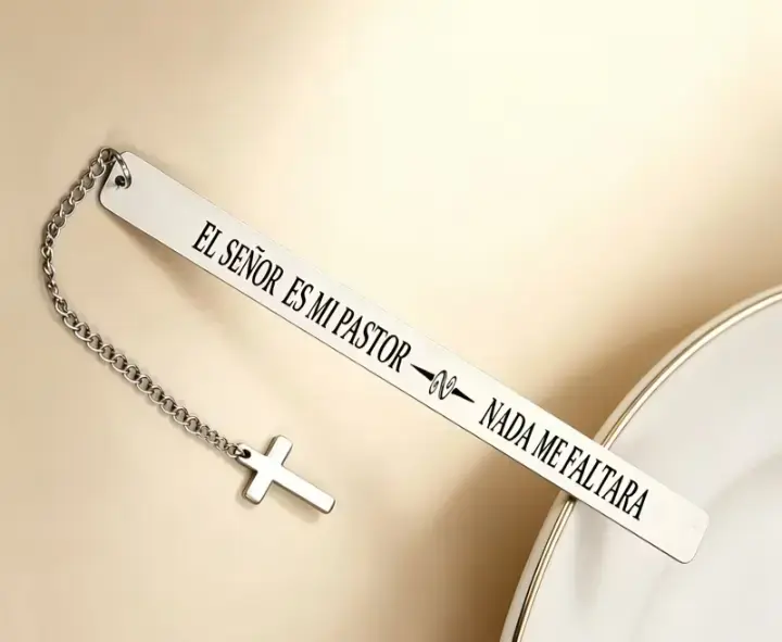 Separador de libros con cadena y cruz marcapáginas - 2