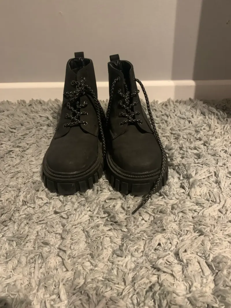 Botas negras de cuero con suela gruesa index