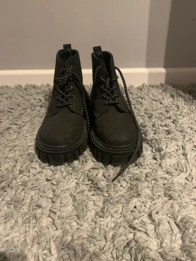 Botas negras de cuero con suela gruesa index - miniatura 1