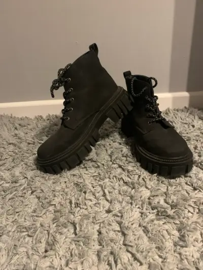 Botas negras de cuero con suela gruesa index - miniatura 2