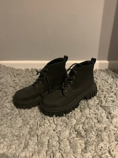 Botas negras de cuero con suela gruesa index - miniatura 3