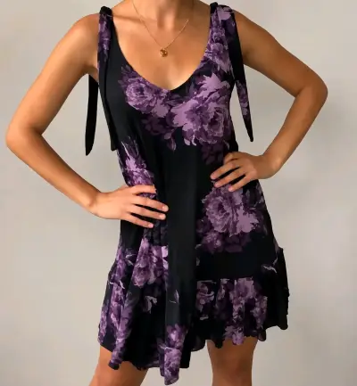 Vestido floral negro con lazos en los hombros - miniatura 2