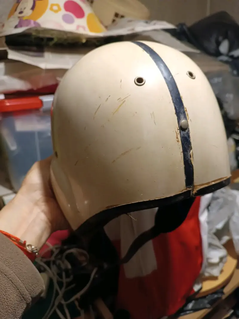 Casco vintage de motocicleta blanco con rayas - 1