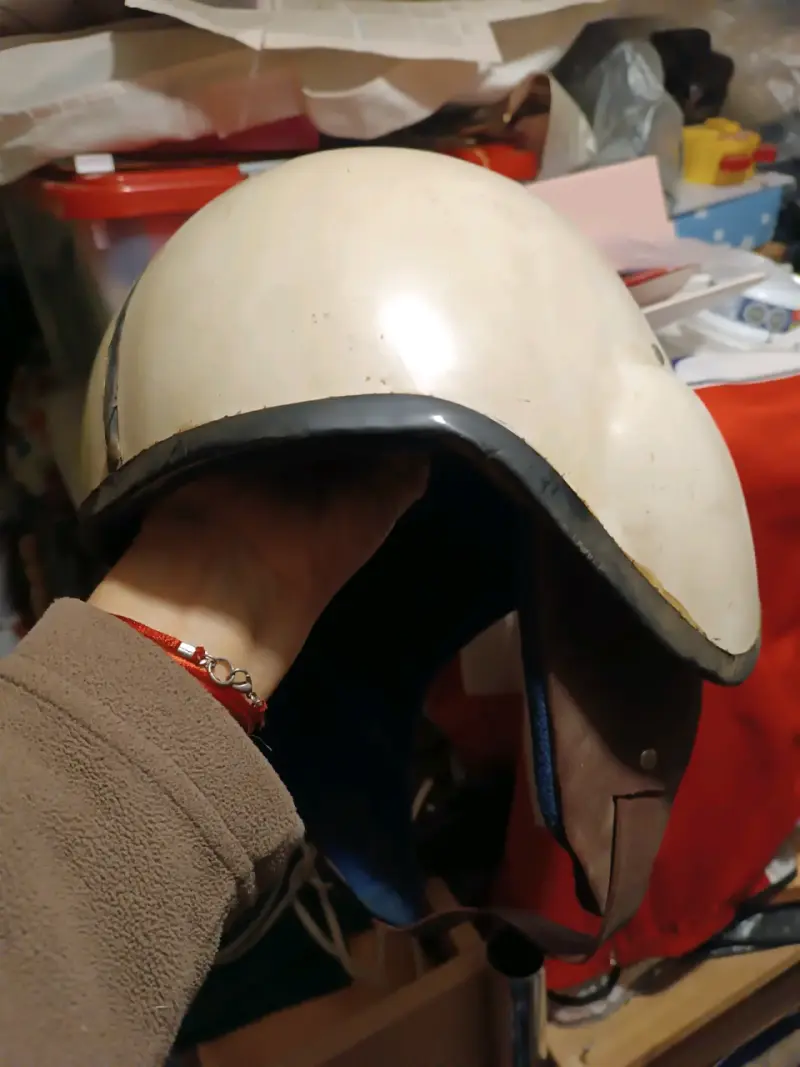 Casco vintage de motocicleta blanco con rayas - 2