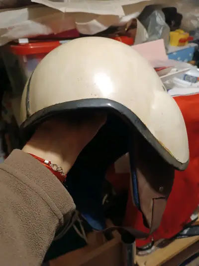 Casco vintage de motocicleta blanco con rayas - miniatura 2