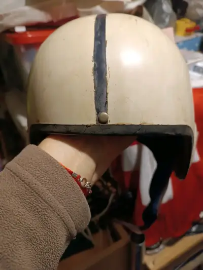 Casco vintage de motocicleta blanco con rayas - miniatura 3