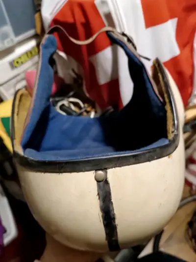 Casco vintage de motocicleta blanco con rayas - miniatura 5
