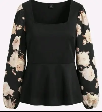 Blusa negra con mangas florales - miniatura 3