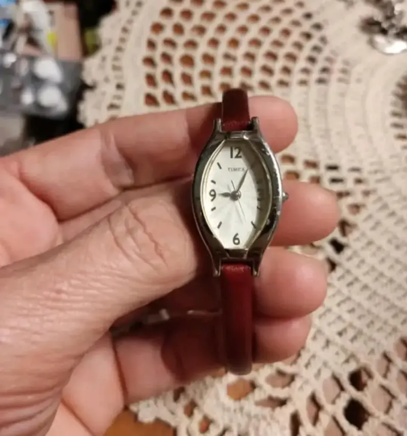 Reloj Timex de mujer con correa café - 2