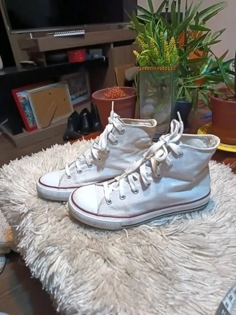 Zapatillas blancas de lona estilo urbano - 1