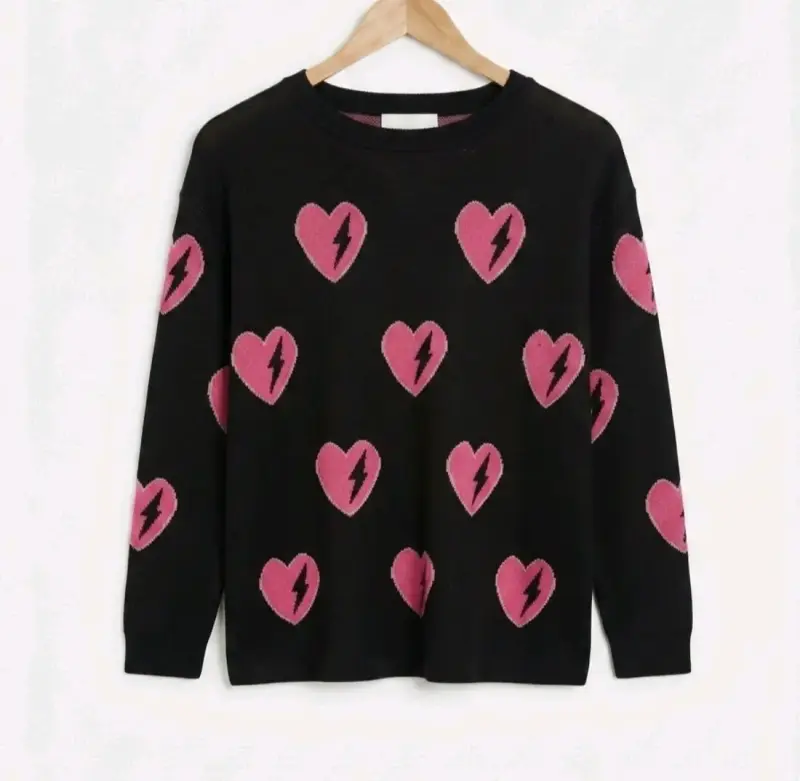 Suéter negro con corazones rosas estampados