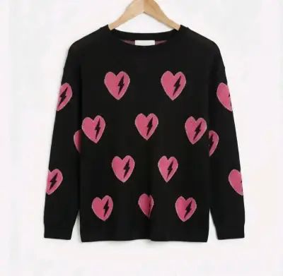 Suéter negro con corazones rosas estampados - miniatura 1