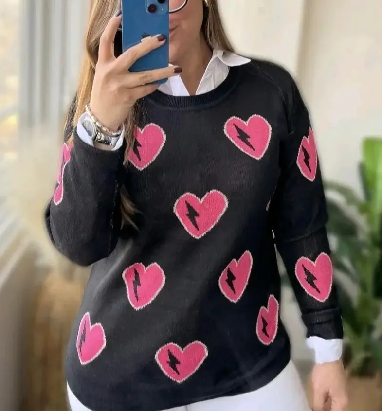 Suéter negro con corazones rosas estampados - 2