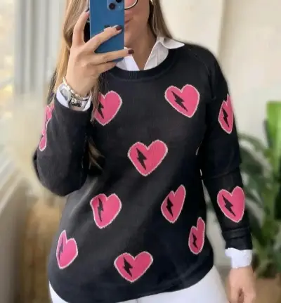 Suéter negro con corazones rosas estampados - miniatura 2