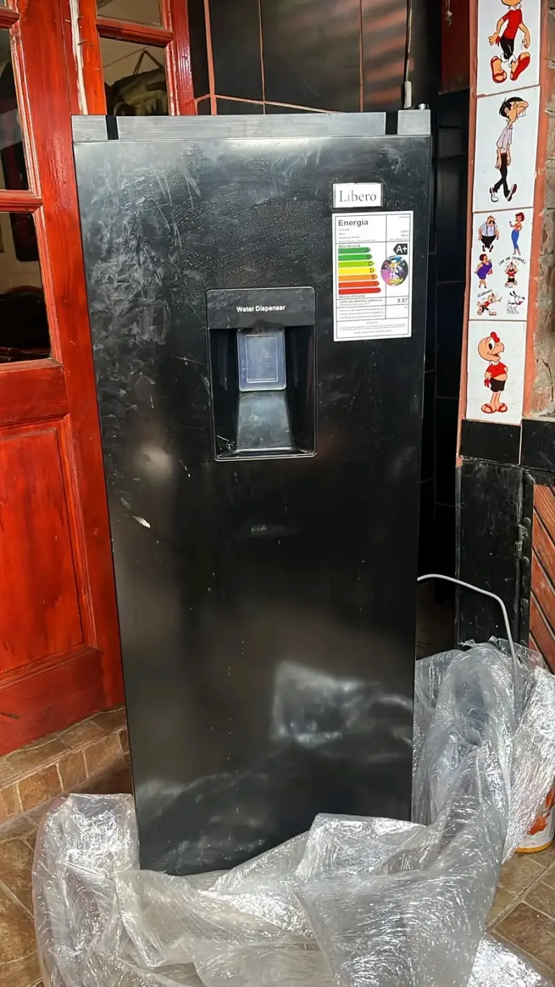 Refrigerador Libero negro con dispensador de agua - 1