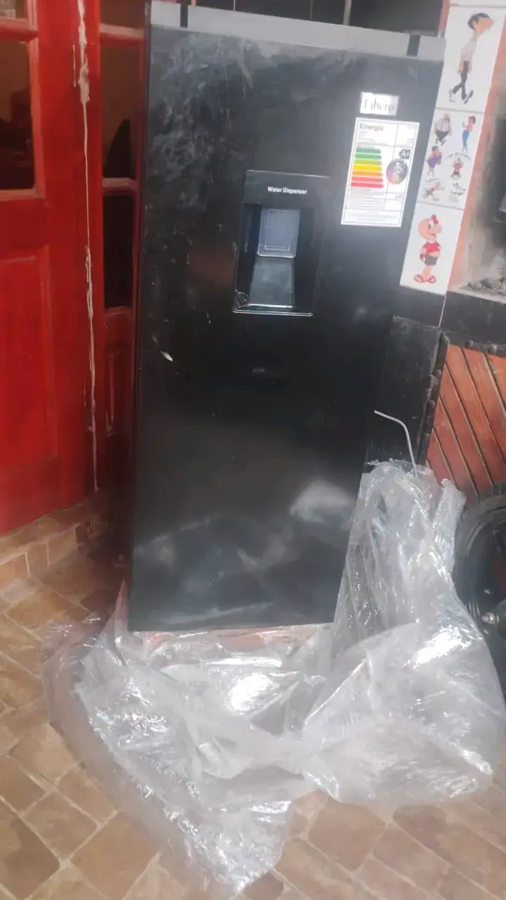 Refrigerador Libero negro con dispensador de agua - 4
