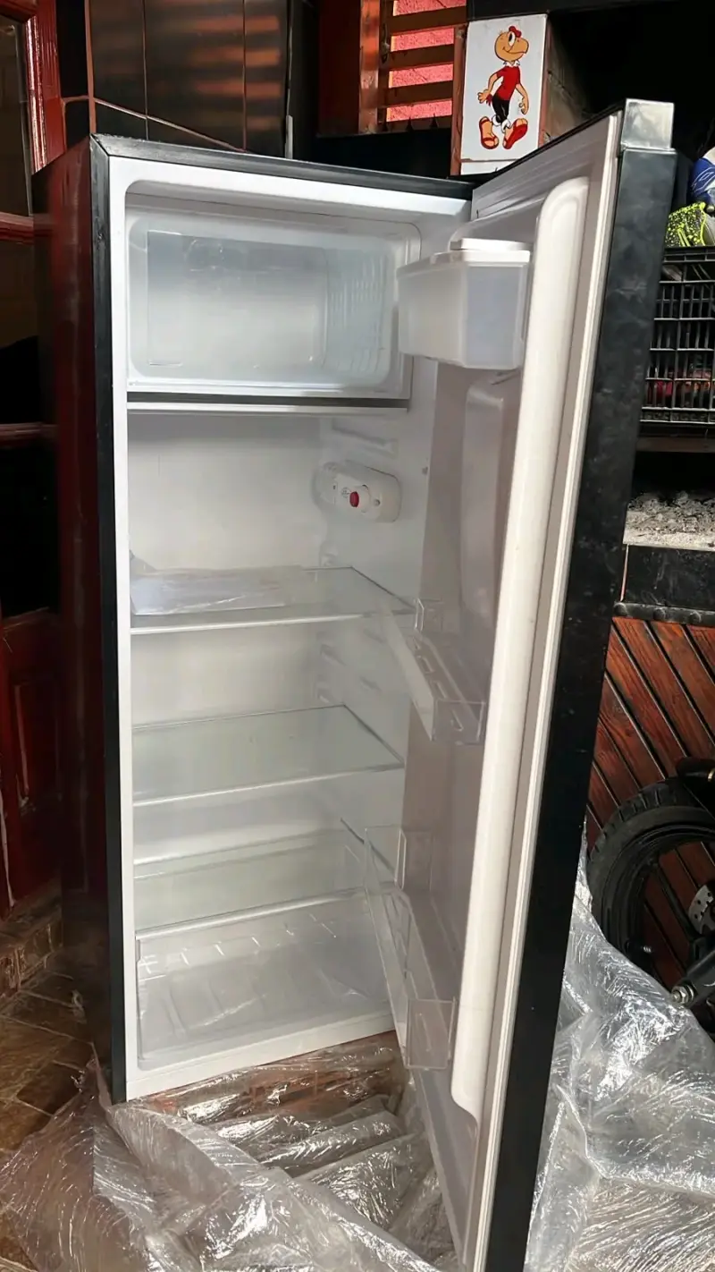Refrigerador Libero negro con dispensador de agua - 6