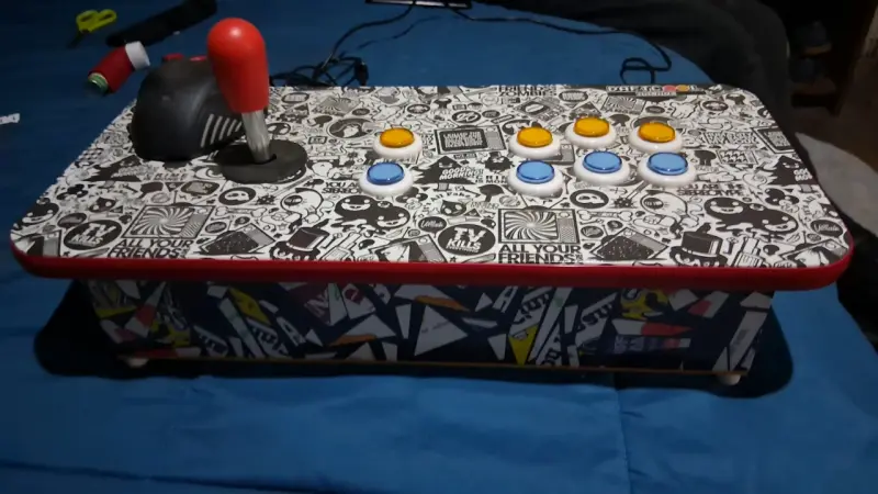 Control arcade con diseño gráfico y botones coloridos - 1