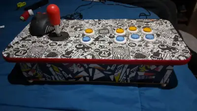 Control arcade con diseño gráfico y botones coloridos - miniatura 1