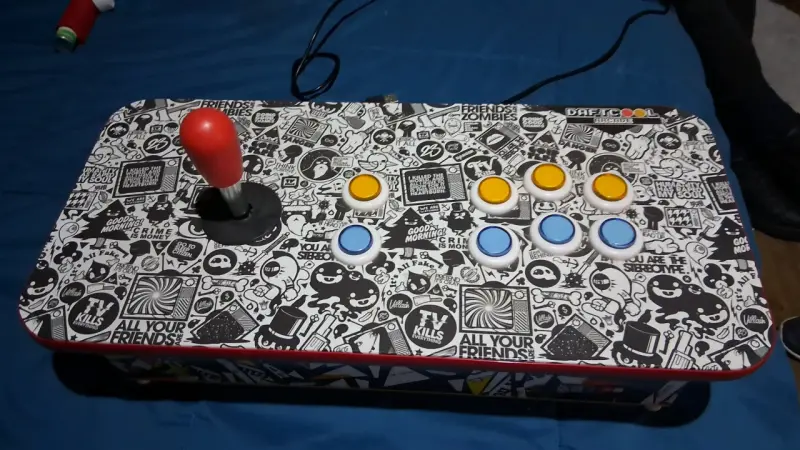 Control arcade con diseño gráfico y botones coloridos - 2