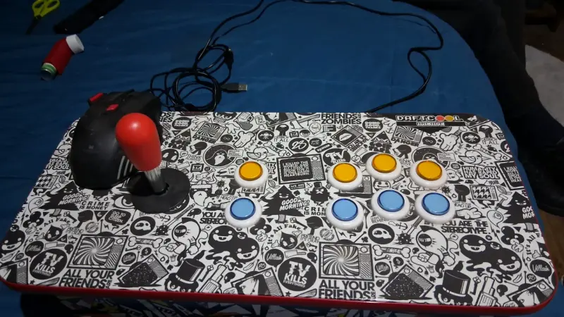 Control arcade con diseño gráfico y botones coloridos - 3