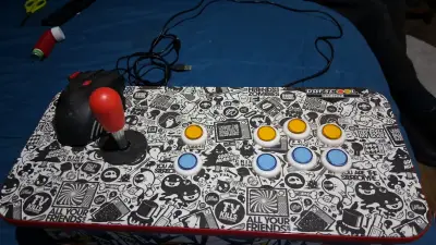 Control arcade con diseño gráfico y botones coloridos - miniatura 3