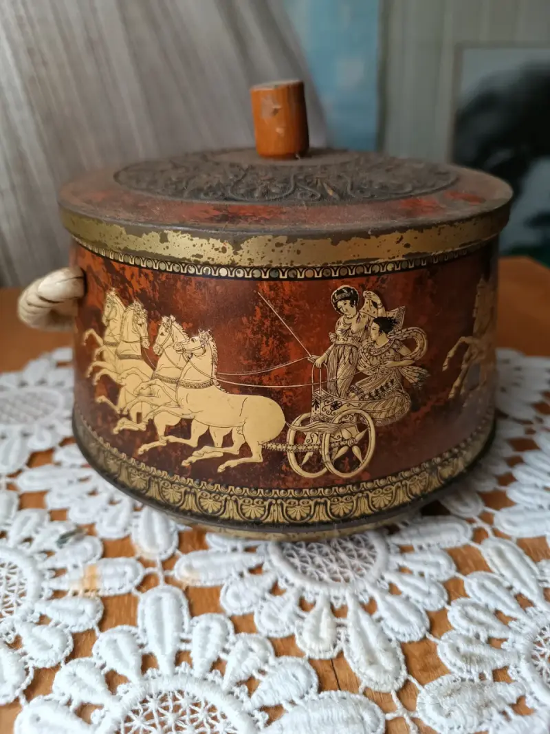 Caja decorativa vintage con diseño clásico