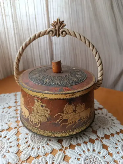 Caja decorativa vintage con diseño clásico - miniatura 2