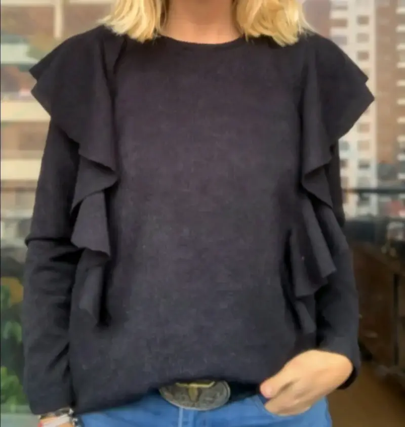 Suéter negro con volantes para mujer - 2