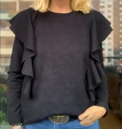 Suéter negro con volantes para mujer - miniatura 2