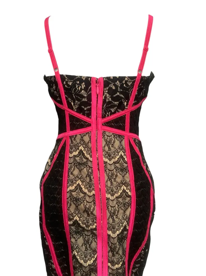 Vestido ajustado de encaje negro con detalles fuc - 3