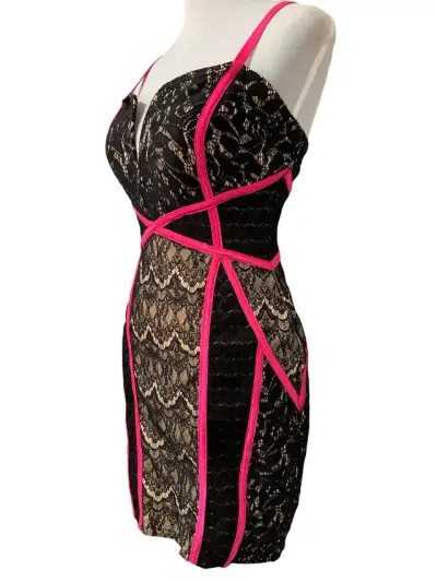 Vestido ajustado de encaje negro con detalles fuc - miniatura 4
