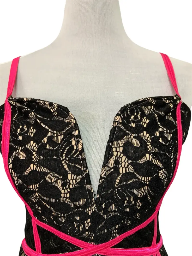 Vestido ajustado de encaje negro con detalles fuc - 5