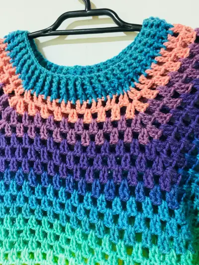 Suéter de crochet multicolor hecho a mano - miniatura 2