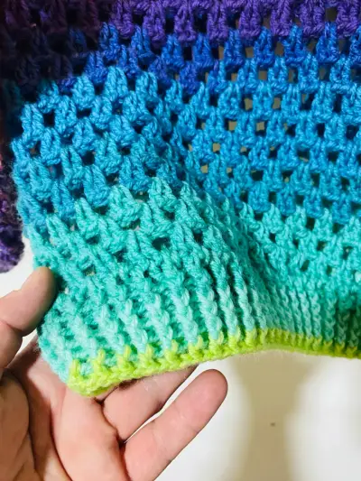 Suéter de crochet multicolor hecho a mano - miniatura 3