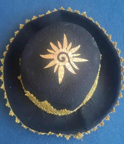 Sombrero negro con diseño dorado - miniatura 1
