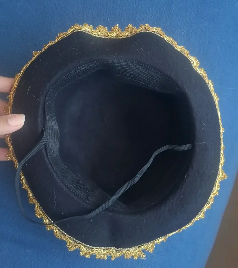 Sombrero negro con diseño dorado - 3