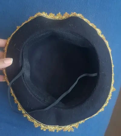 Sombrero negro con diseño dorado - miniatura 3