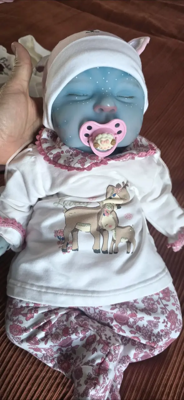 Muñeca reborn azul con ropa floral - 6