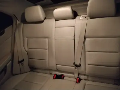 Mercedes-Benz E200 en buen estado - miniatura 1