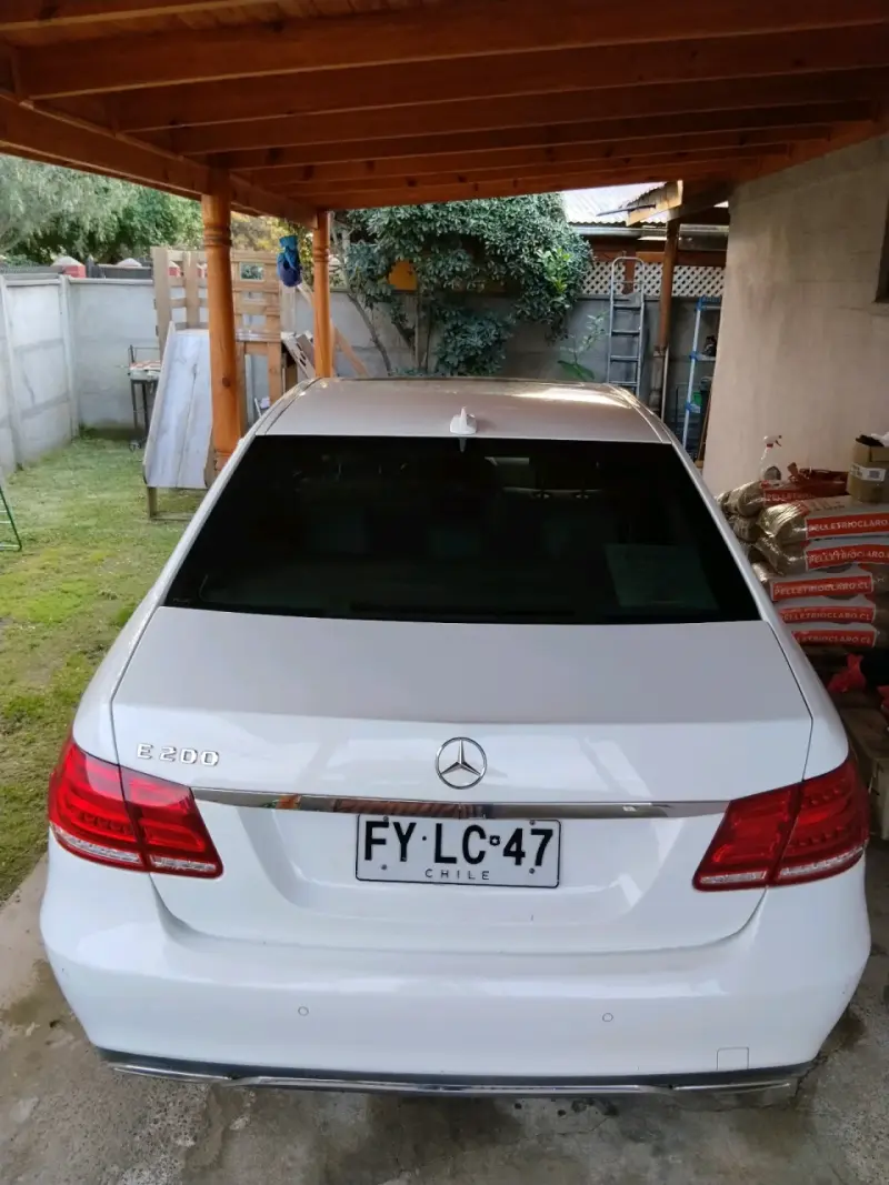 Mercedes-Benz E200 en buen estado - 4
