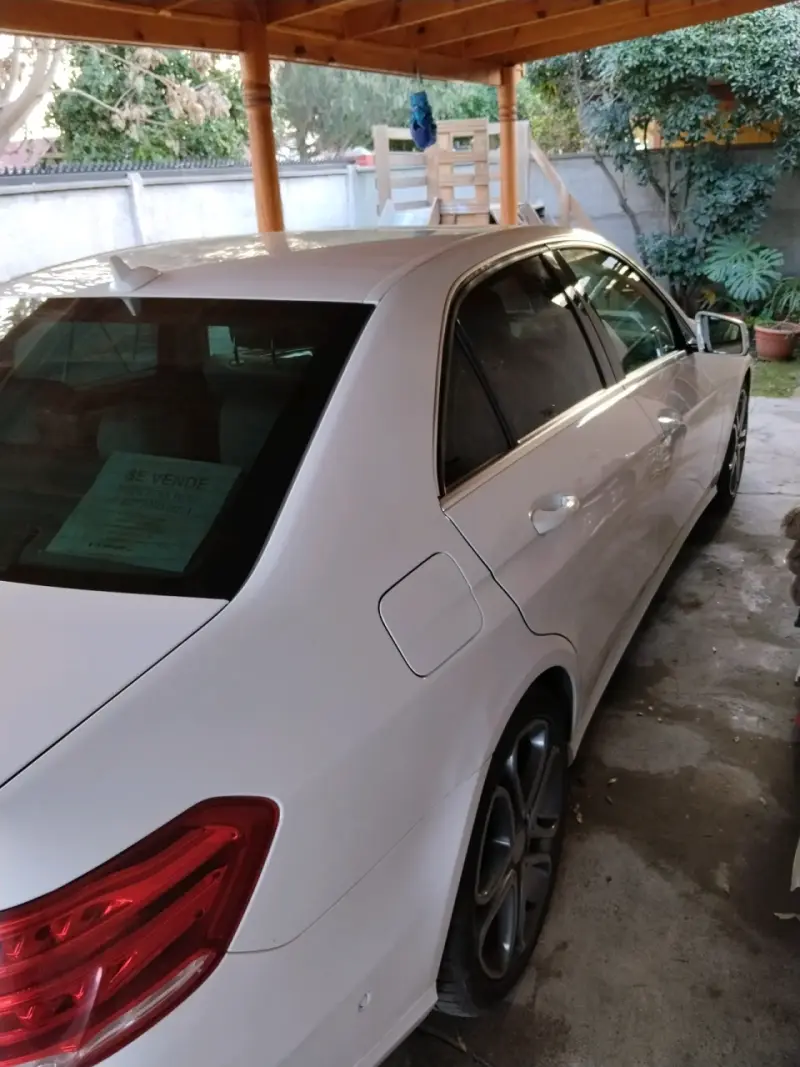 Mercedes-Benz E200 en buen estado - 5