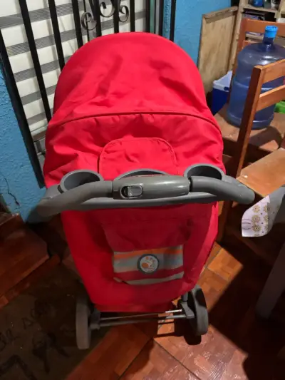 Coche de bebé rojo - miniatura 1