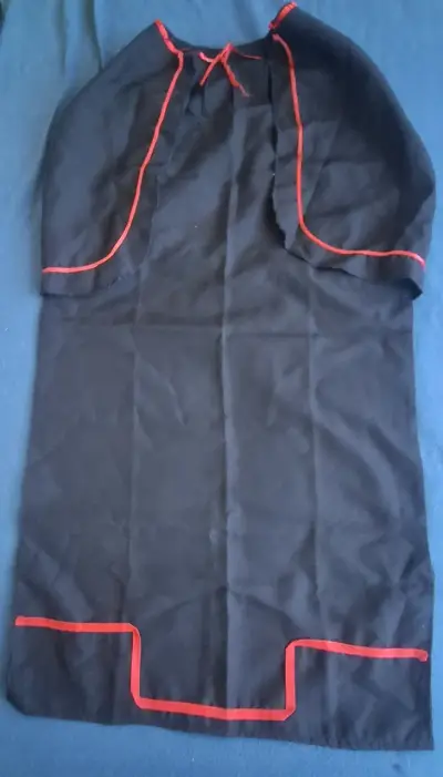 Vestido con Capa negro con ribetes rojos - miniatura 1