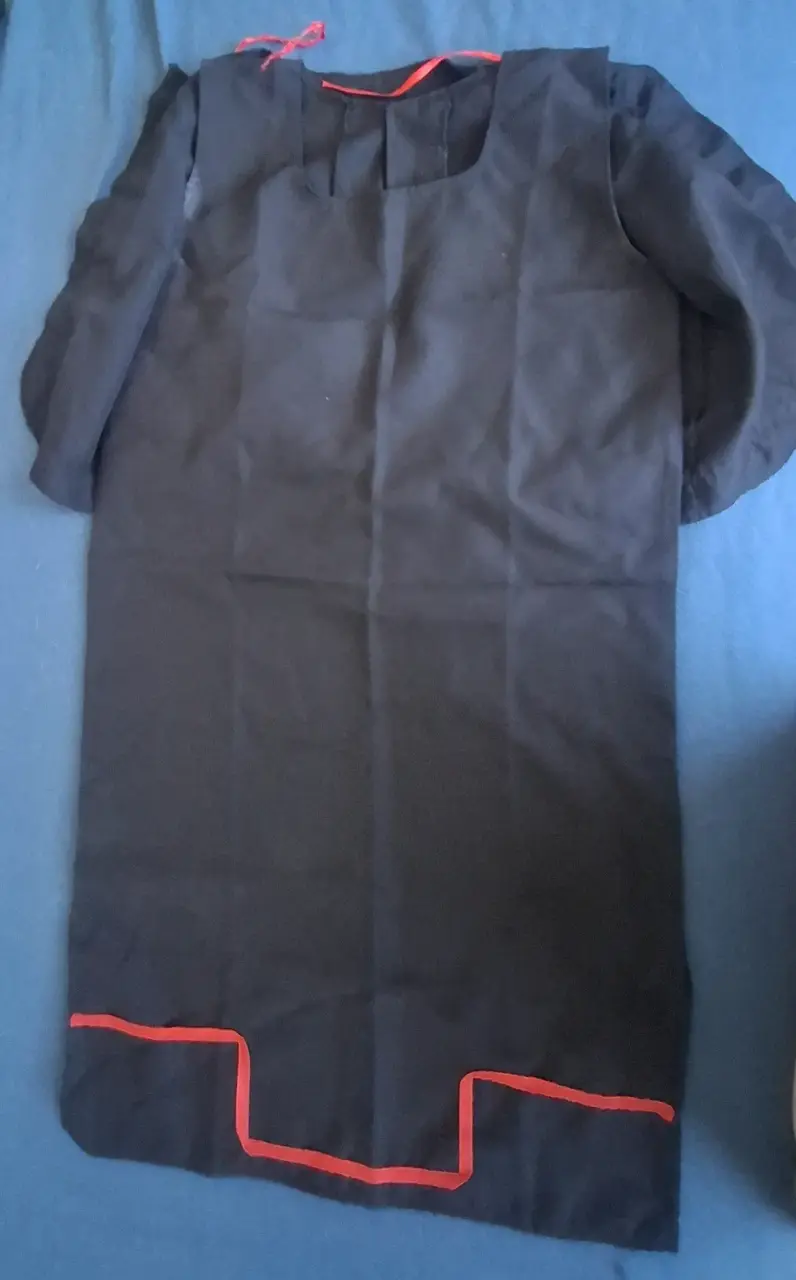 Vestido con Capa negro con ribetes rojos - 2