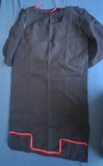 Vestido con Capa negro con ribetes rojos - miniatura 2